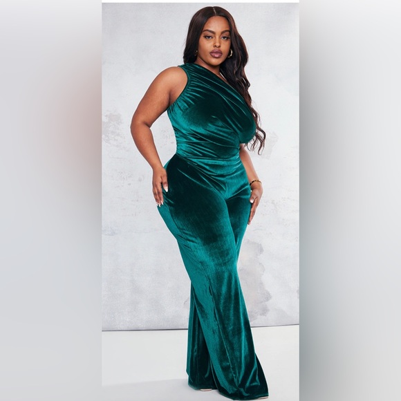 emerald green velvet material with a one-shoulder design jumpsuit - Picture 2 of 2